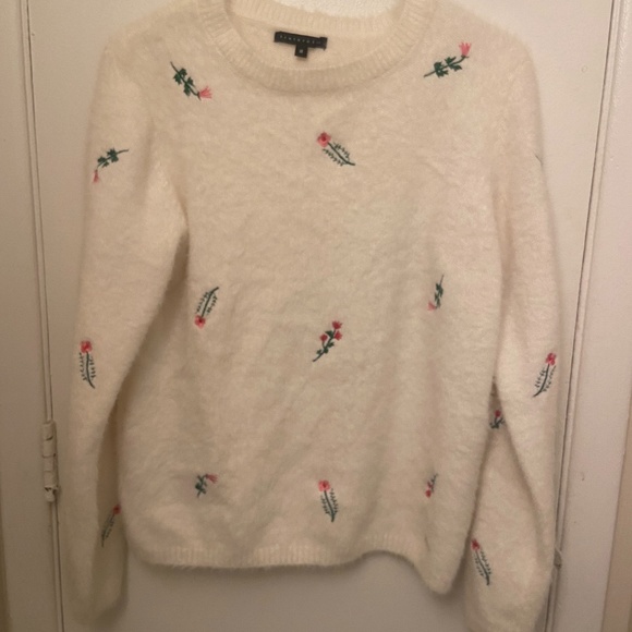 fluffy white sweater with embroidered flowers - Picture 3 of 3